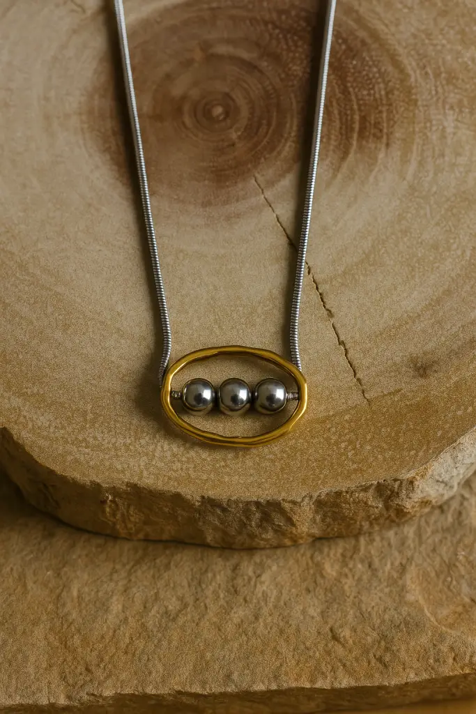 ✨ UShine.gr: Ατσάλινο Κολιέ με Χρυσή Λεπτομέρεια & 3 Σφαίρες No 94