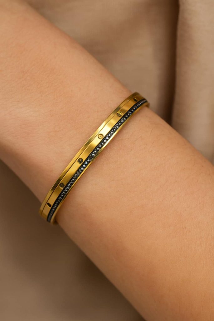 ✨ UShine.gr: Ατσάλινη χειροπέδα σε χρυσό με μαύρα κρύσταλλα No 135