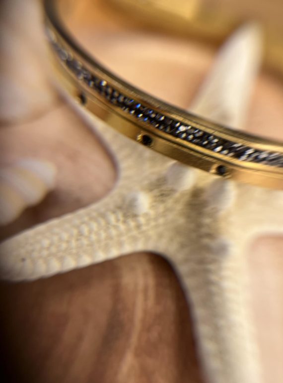 ✨ UShine.gr: Ατσάλινη χειροπέδα σε χρυσό με μαύρα κρύσταλλα No 135