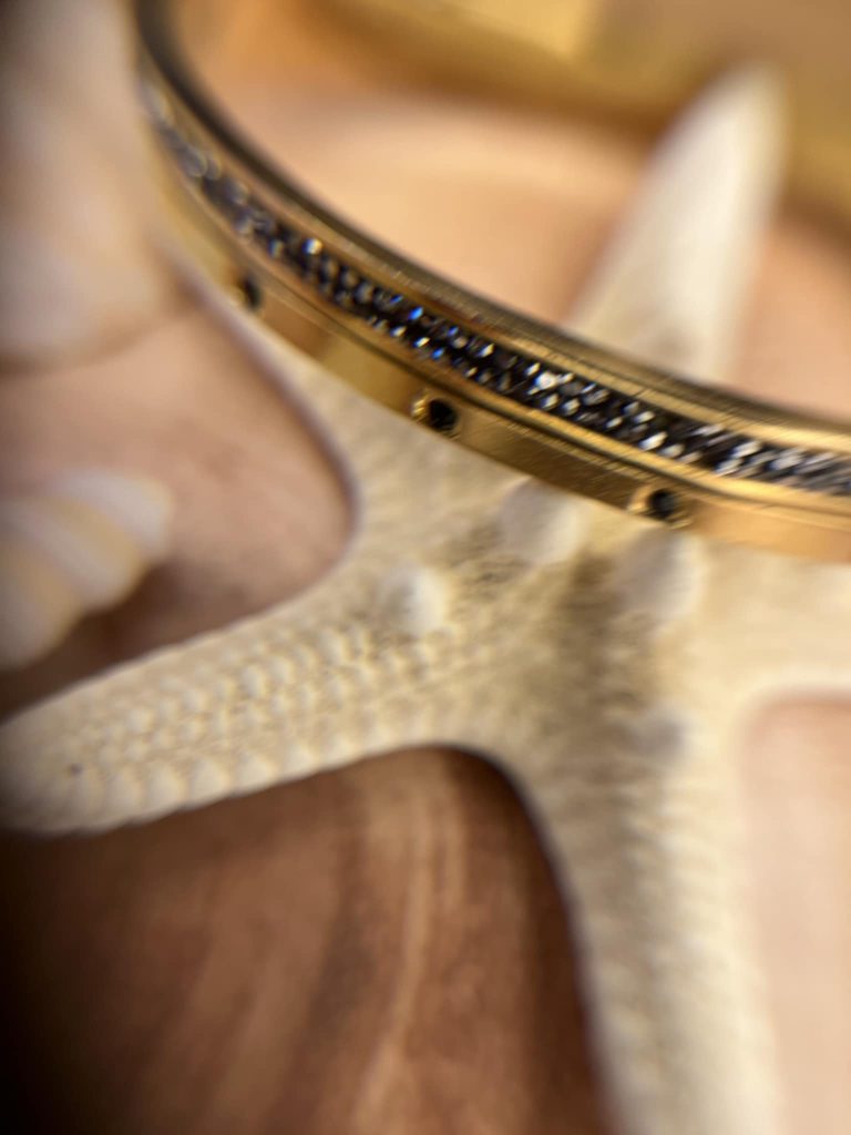 ✨ UShine.gr: Ατσάλινη χειροπέδα σε χρυσό με μαύρα κρύσταλλα No 135