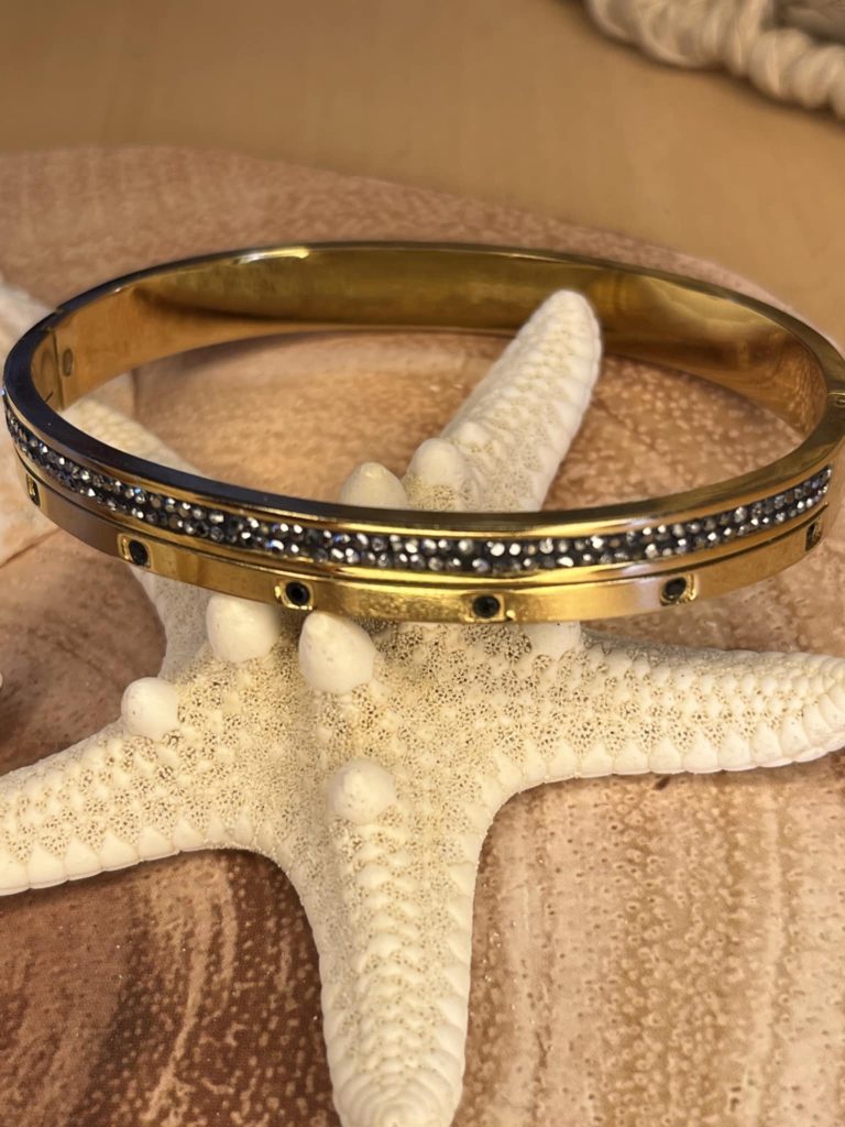 ✨ UShine.gr: Ατσάλινη χειροπέδα σε χρυσό με μαύρα κρύσταλλα No 135