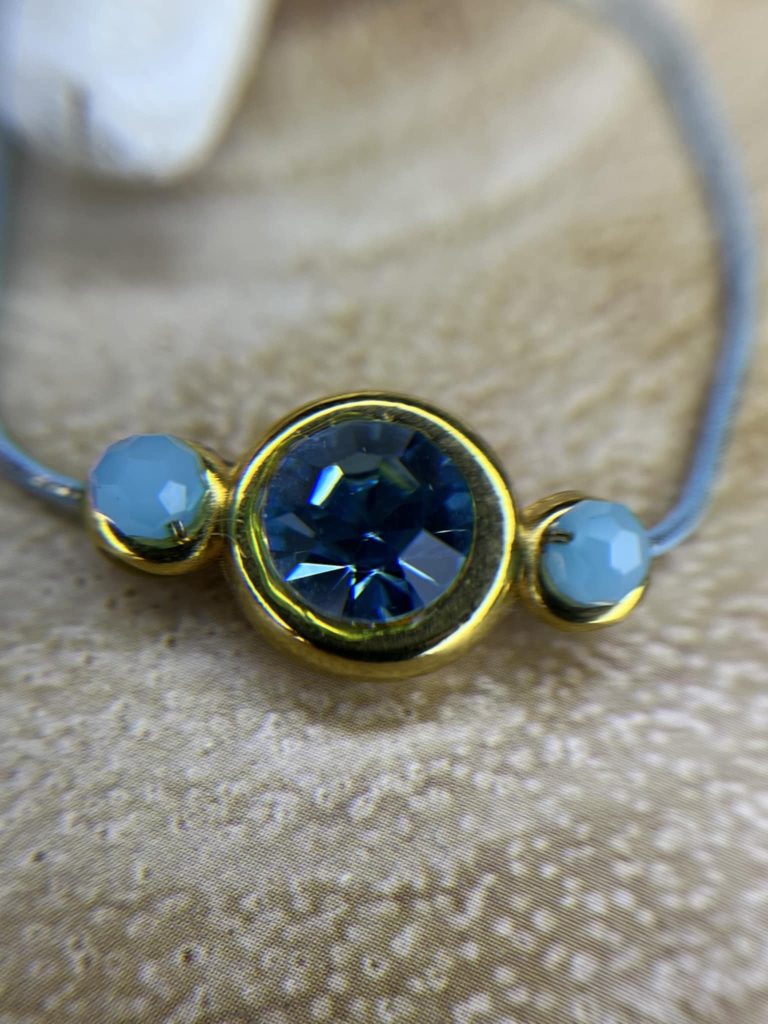 ✨ UShine.gr: Βραχιόλι κορδόνι με γαλάζιο κρύσταλλο & ατσάλι σε χρυσό No 137