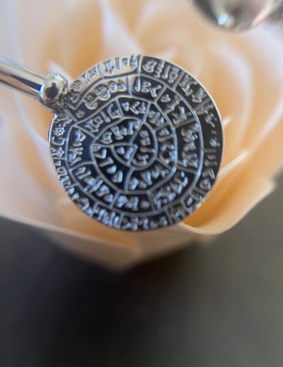 ✨ UShine.gr: Ατσάλινο ανοιχτό βραχιόλι με Δίσκο της Φαιστού σε ασημί No 138