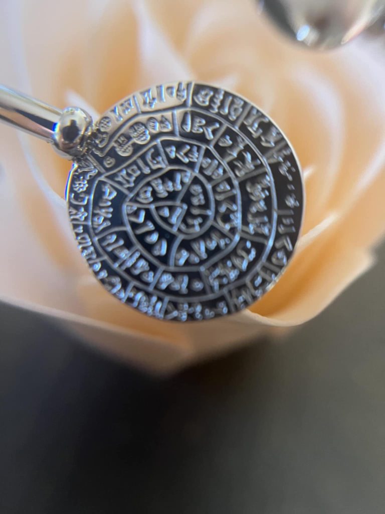 ✨ UShine.gr: Ατσάλινο ανοιχτό βραχιόλι με Δίσκο της Φαιστού σε ασημί No 138)