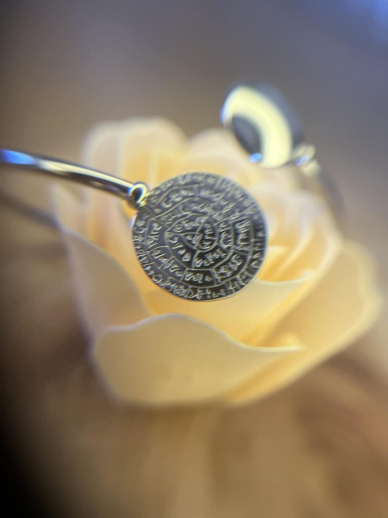 ✨ UShine.gr: Ατσάλινο ανοιχτό βραχιόλι με Δίσκο της Φαιστού σε ασημί No 138)