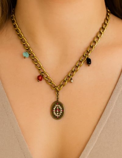 ✨ UShine.gr: Ατσάλινο Κολιέ αντικέ χρυσό με οβάλ μενταγιόν και πολύχρωμα charms No 139