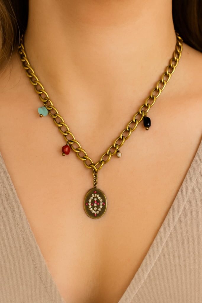 ✨ UShine.gr: Ατσάλινο Κολιέ αντικέ χρυσό με οβάλ μενταγιόν και πολύχρωμα charms No 139