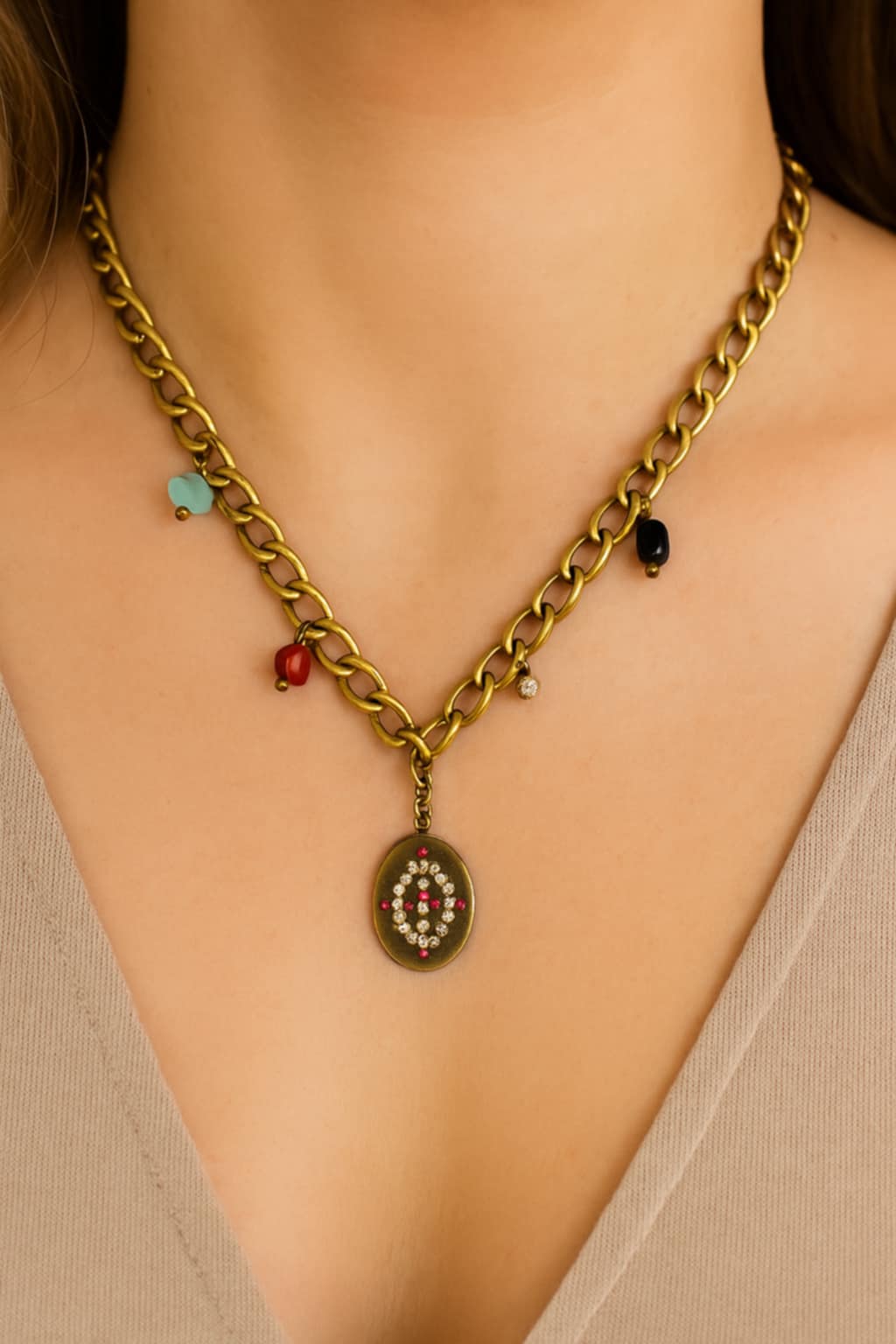 ✨ UShine.gr: Ατσάλινο Κολιέ αντικέ χρυσό με οβάλ μενταγιόν και πολύχρωμα charms No 139