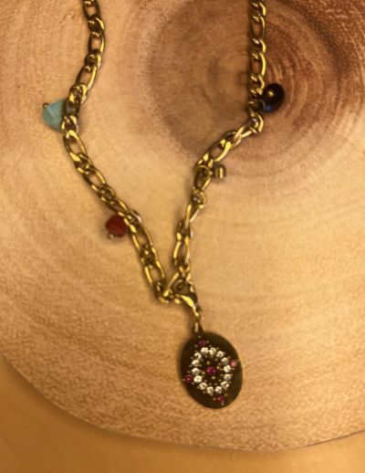 ✨ UShine.gr: Ατσάλινο Κολιέ αντικέ χρυσό με οβάλ μενταγιόν και πολύχρωμα charms No 139