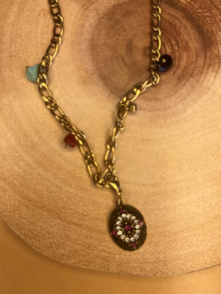 ✨ UShine.gr: Ατσάλινο Κολιέ αντικέ χρυσό με οβάλ μενταγιόν και πολύχρωμα charms No 139