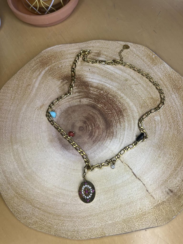 ✨ UShine.gr: Ατσάλινο Κολιέ αντικέ χρυσό με οβάλ μενταγιόν και πολύχρωμα charms No 139