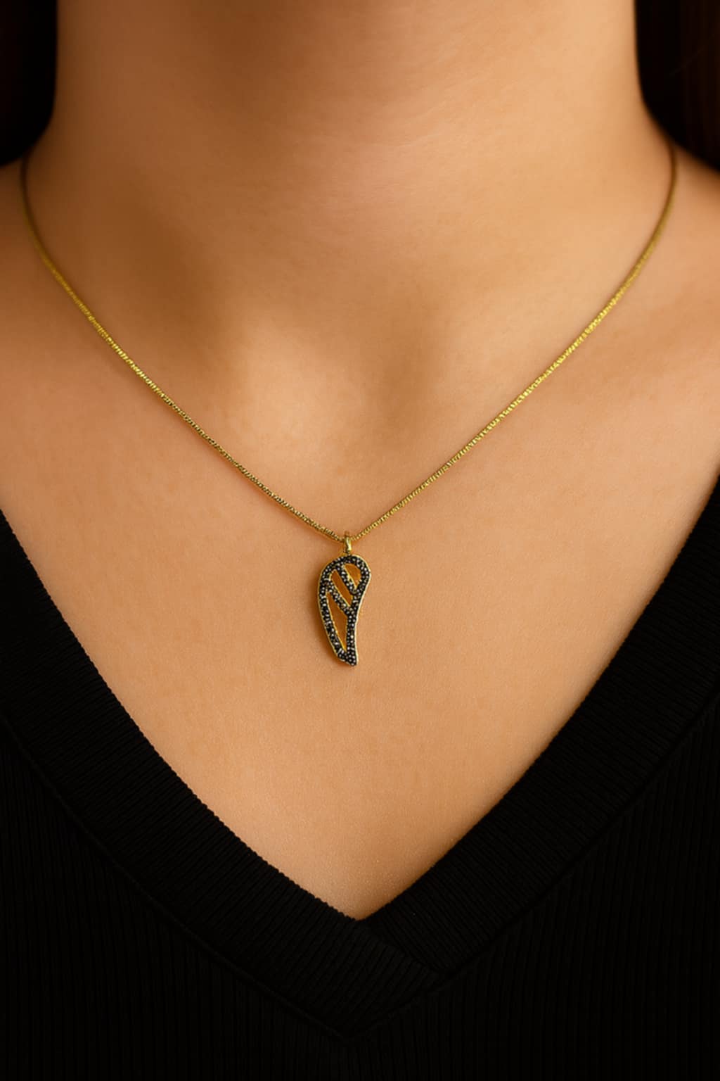 ✨ UShine.gr: Ατσάλινο κολιέ φτερό με μαύρες πέτρες σε χρυσό No 249