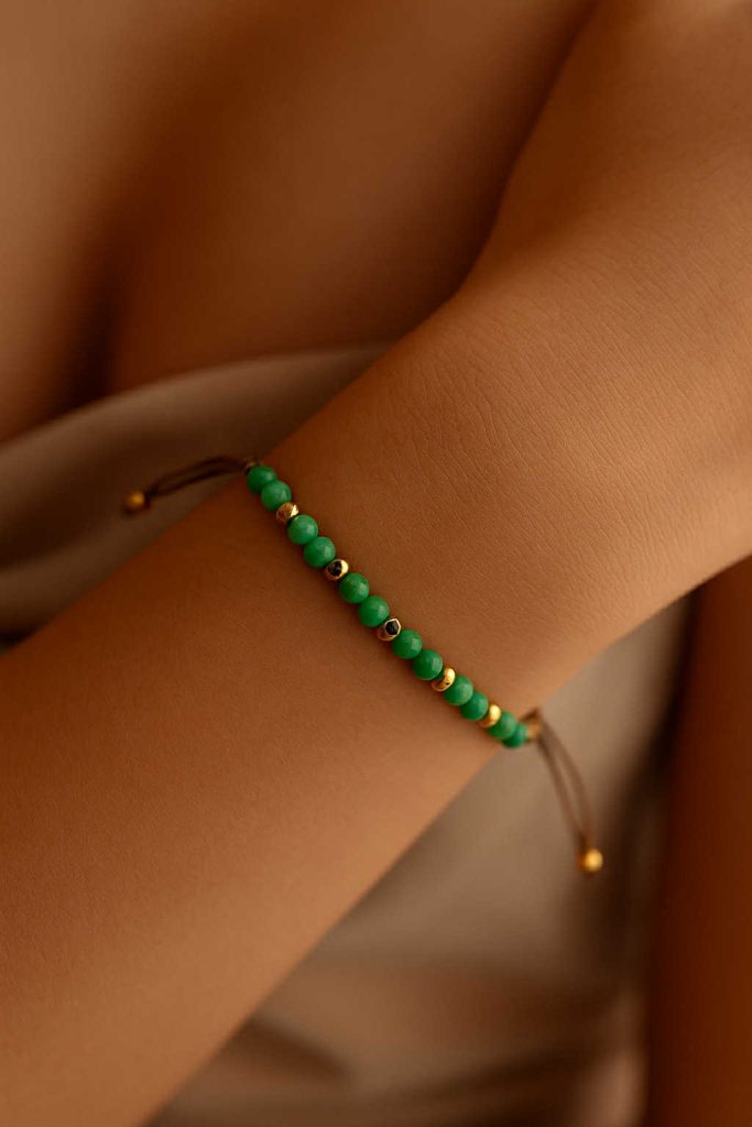 ✨ UShine.gr: Βραχιόλι με πράσινες χάντρες & χρυσές λεπτομέρειες No 1221