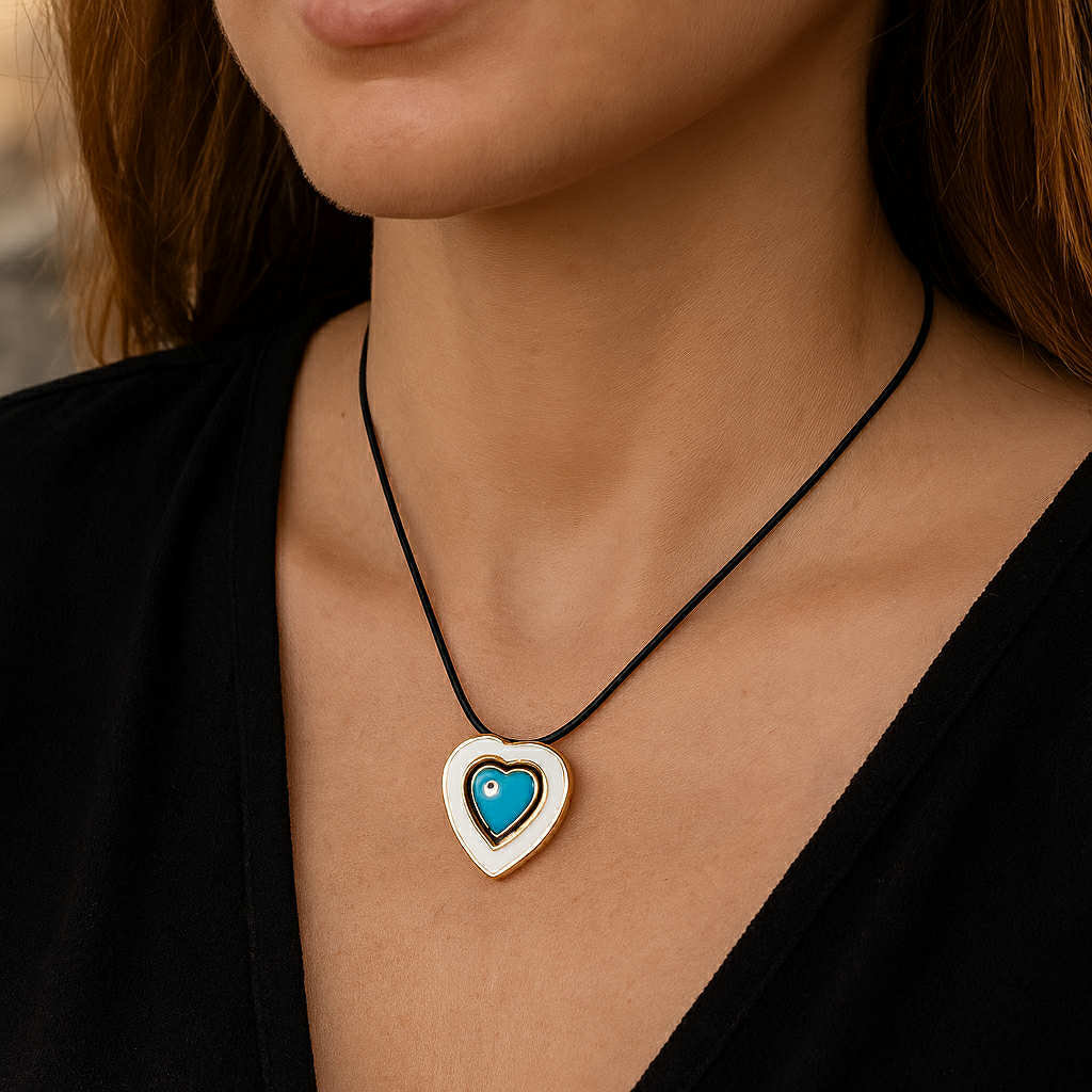 ✨ UShine.gr: Κολιέ καρδιά–ματάκι σε μαύρο κορδόνι No 1201