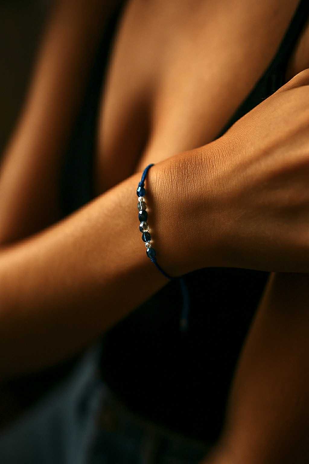 ✨ UShine.gr: Βραχιόλι με μπλε κορδόνι & κρυστάλλινες χάντρες No 1214