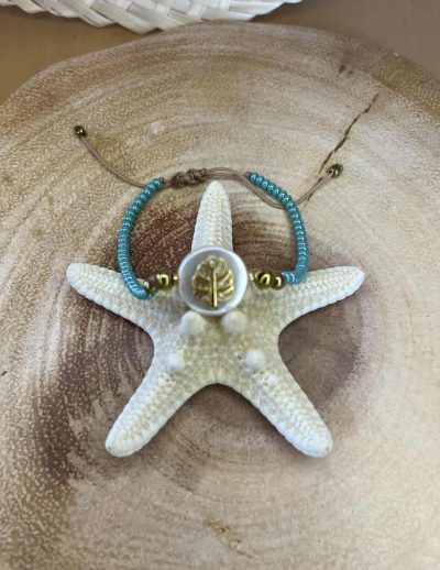 ✨ UShine.gr: Βραχιόλι με γαλάζιες χάντρες & φίλντισι με χρυσό φύλλο No 1219