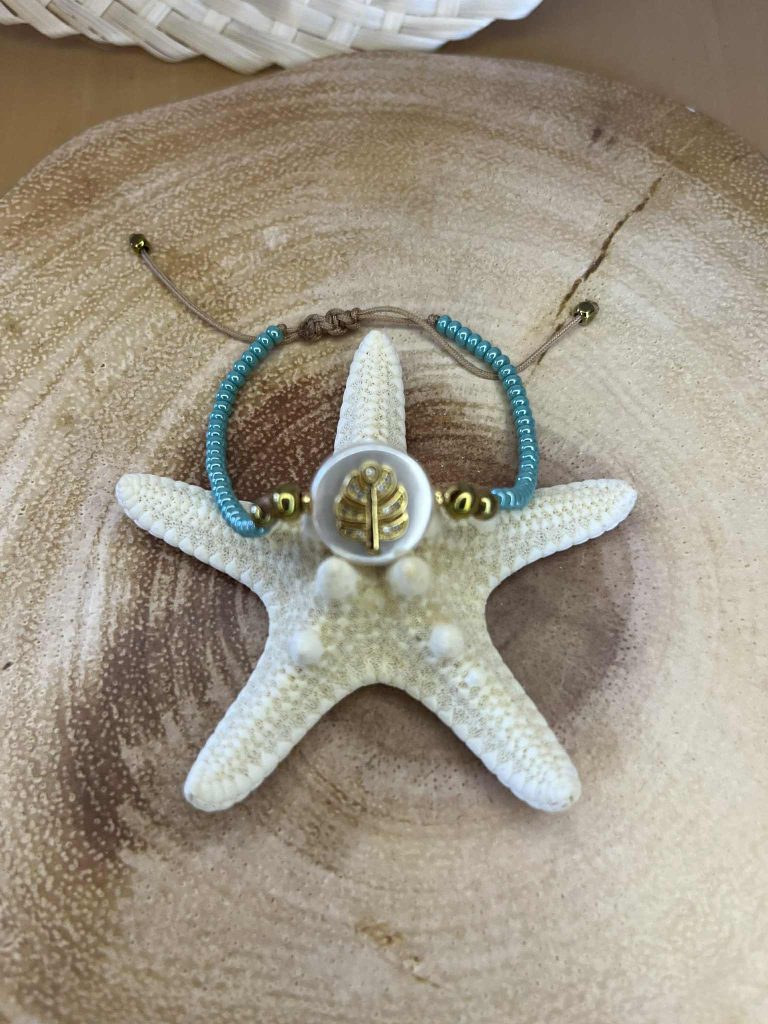 ✨ UShine.gr: Βραχιόλι με γαλάζιες χάντρες & φίλντισι με χρυσό φύλλο No 1219