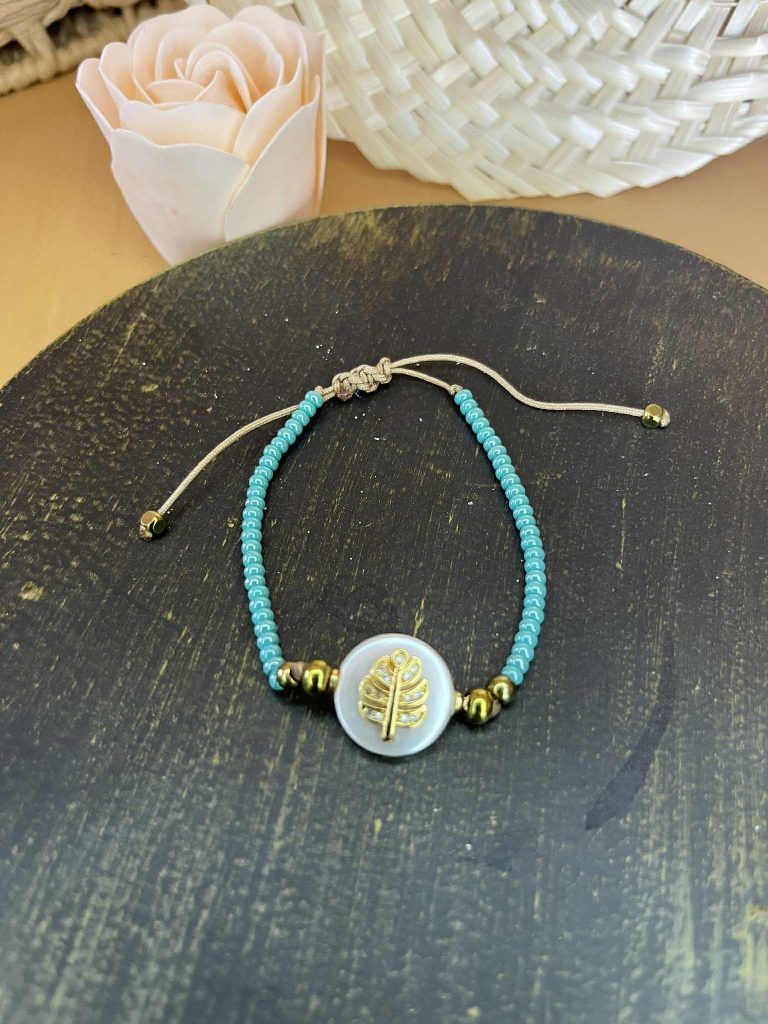 ✨ UShine.gr: Βραχιόλι με γαλάζιες χάντρες & φίλντισι με χρυσό φύλλο No 1219