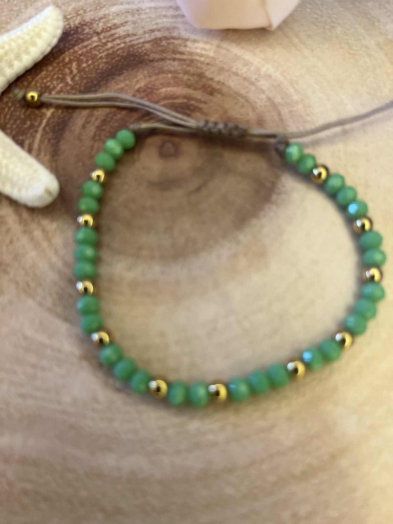 ✨ UShine.gr: Βραχιόλι με πράσινες χάντρες & χρυσές λεπτομέρειες No 1221