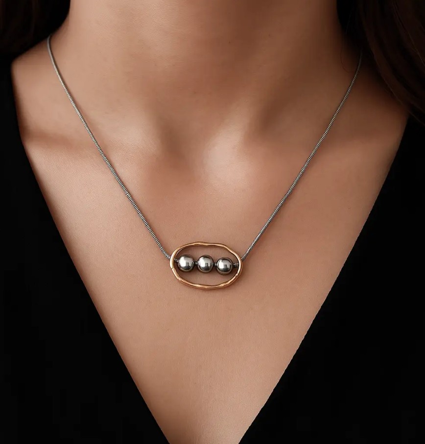 ✨ UShine.gr: Ατσάλινο Κολιέ με Χρυσή Λεπτομέρεια & 3 Σφαίρες No 94