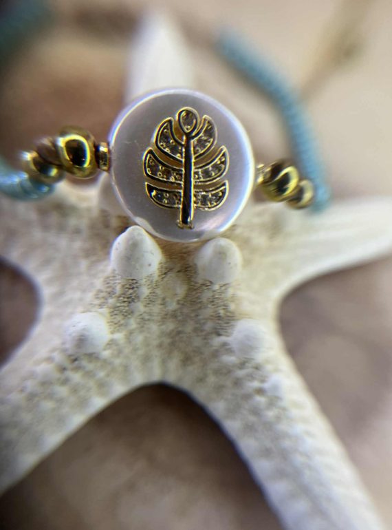 ✨ UShine.gr: Βραχιόλι με γαλάζιες χάντρες & φίλντισι με χρυσό φύλλο No 1219