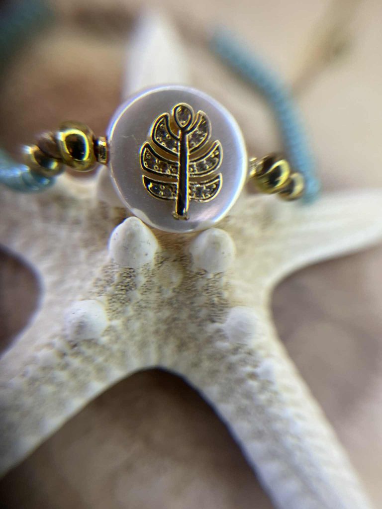 ✨ UShine.gr: Βραχιόλι με γαλάζιες χάντρες & φίλντισι με χρυσό φύλλο No 1219