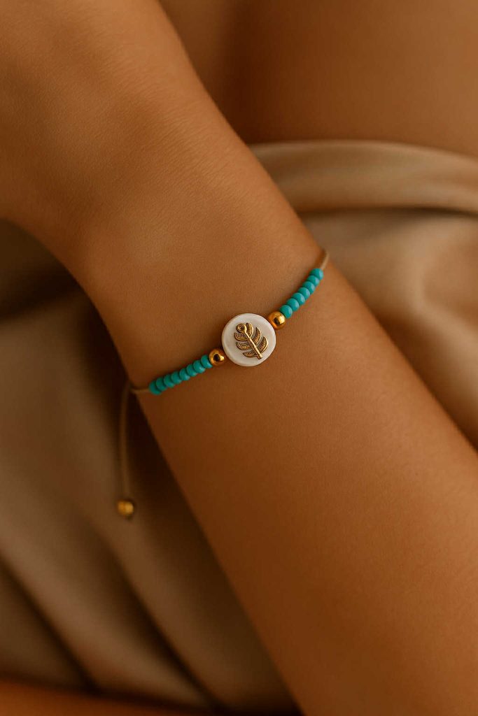 ✨ UShine.gr: Βραχιόλι με γαλάζιες χάντρες & φίλντισι με χρυσό φύλλο No 1219