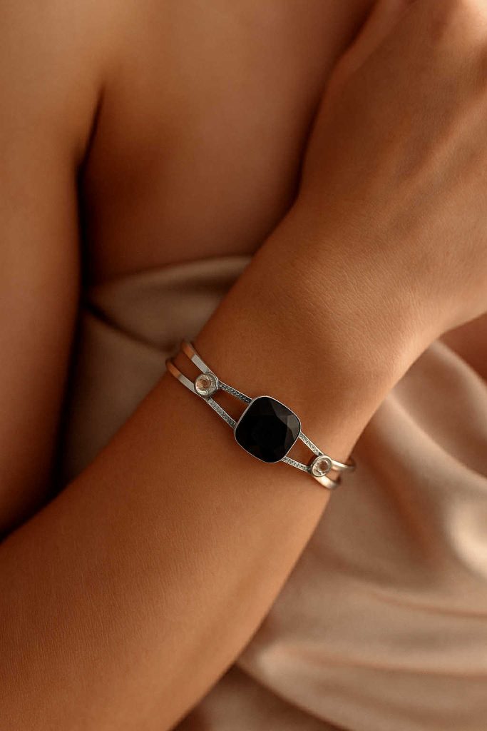 ✨ UShine.gr: Ατσάλινο βραχιόλι cuff με εντυπωσιακή μαύρη πέτρα No 1217