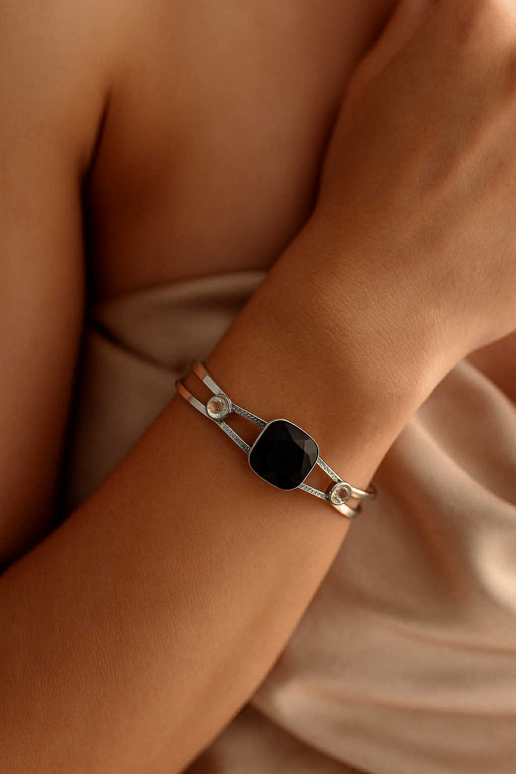 ✨ UShine.gr: Ατσάλινο βραχιόλι cuff με εντυπωσιακή μαύρη πέτρα No 1217