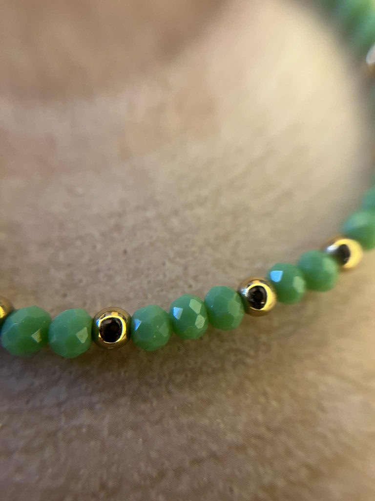 ✨ UShine.gr: Βραχιόλι με πράσινες χάντρες & χρυσές λεπτομέρειες No 1221