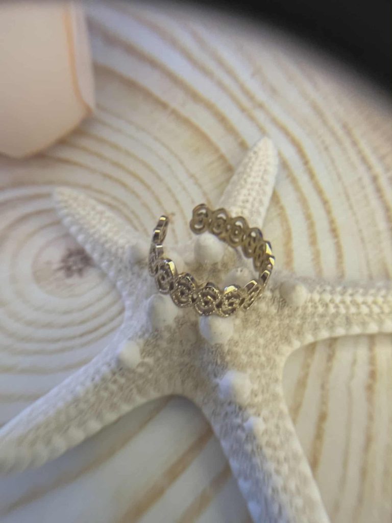 ✨ UShine.gr: Ατσάλινο δαχτυλίδι σε χρυσό χρώμα με δαντελωτό σχέδιο No 1224