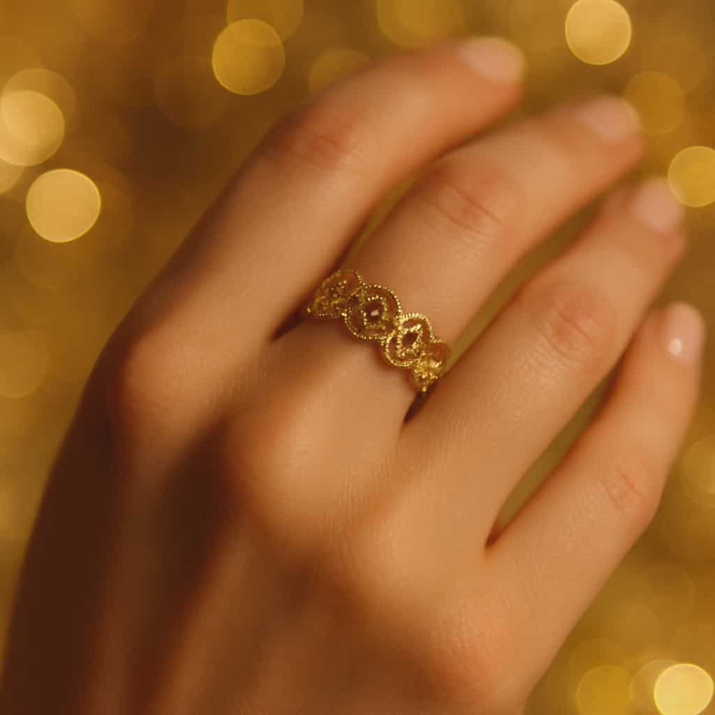 ✨ UShine.gr: Ατσάλινο δαχτυλίδι σε χρυσό χρώμα με δαντελωτό σχέδιο No 1224