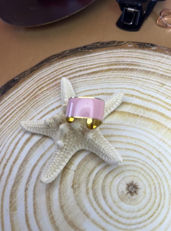 ✨ UShine.gr: Ατσάλινο δαχτυλίδι cuff με ροζ και χρυσές λεπτομέρειες No 1222