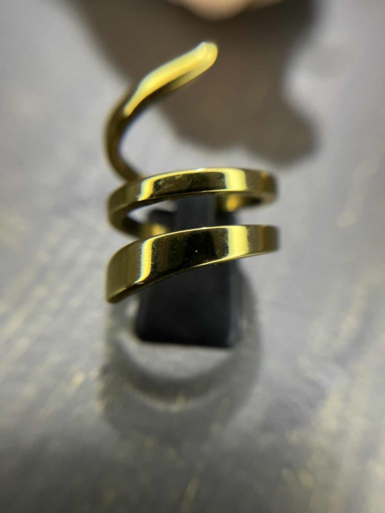 ✨ UShine.gr: Ατσάλινο δαχτυλίδι σε χρυσό χρώμα με σπειροειδές σχέδιο No 1225