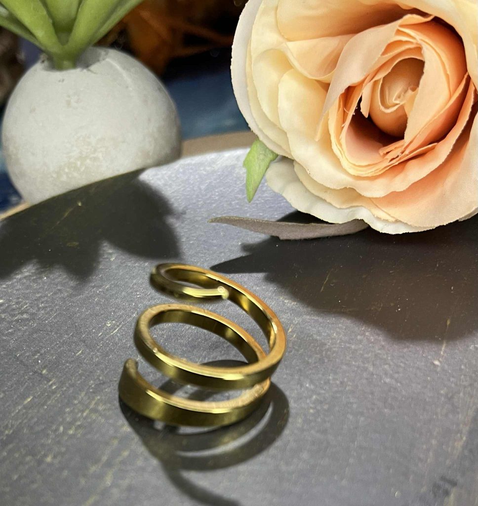 ✨ UShine.gr: Ατσάλινο δαχτυλίδι σε χρυσό χρώμα με σπειροειδές σχέδιο No 1225