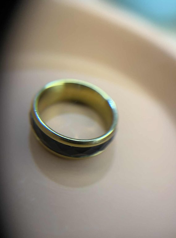 ✨ UShine.gr: Ατσάλινο δαχτυλίδι με μαύρη faceted λεπτομέρεια No 1226