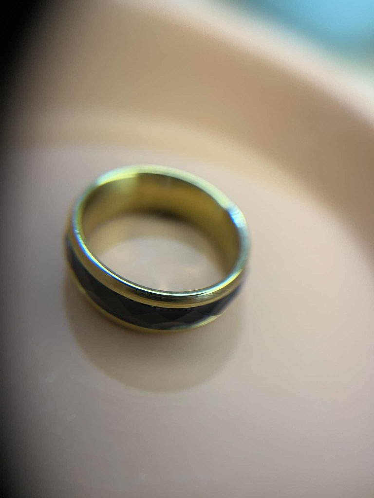 ✨ UShine.gr: Ατσάλινο δαχτυλίδι με μαύρη faceted λεπτομέρεια No 1226