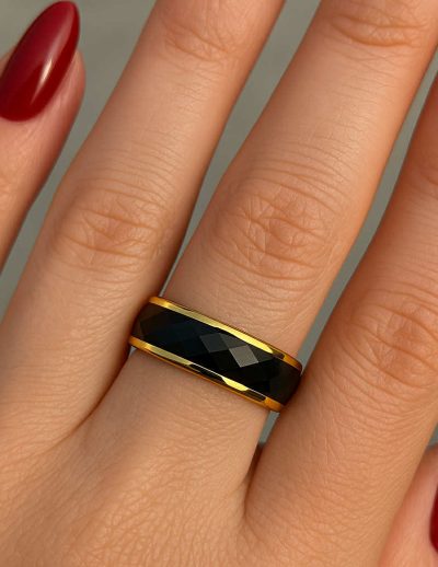 ✨ UShine.gr: Ατσάλινο δαχτυλίδι με μαύρη faceted λεπτομέρεια No 1226