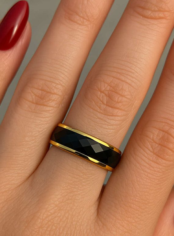 ✨ UShine.gr: Ατσάλινο δαχτυλίδι με μαύρη faceted λεπτομέρεια No 1226