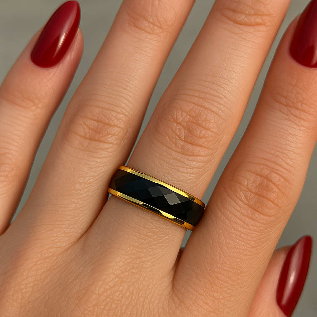 ✨ UShine.gr: Ατσάλινο δαχτυλίδι με μαύρη faceted λεπτομέρεια No 1226