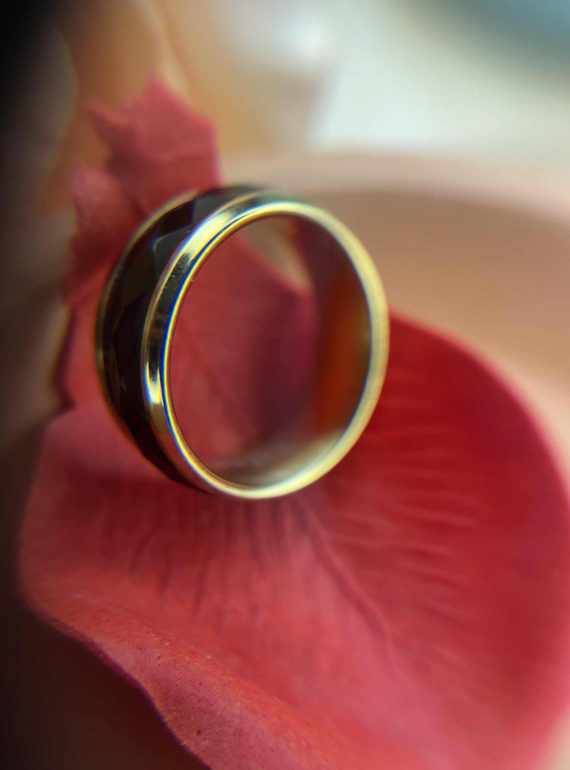 ✨ UShine.gr: Ατσάλινο δαχτυλίδι με μαύρη faceted λεπτομέρεια No 1226