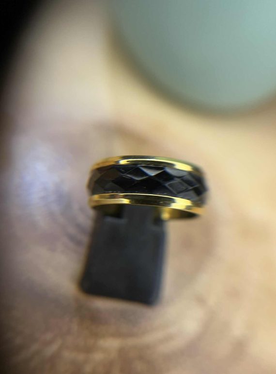 ✨ UShine.gr: Ατσάλινο δαχτυλίδι με μαύρη faceted λεπτομέρεια No 1226