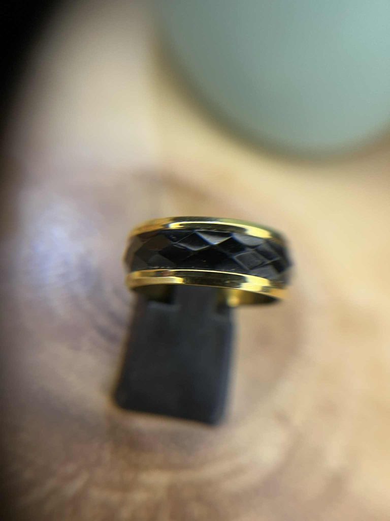 ✨ UShine.gr: Ατσάλινο δαχτυλίδι με μαύρη faceted λεπτομέρεια No 1226