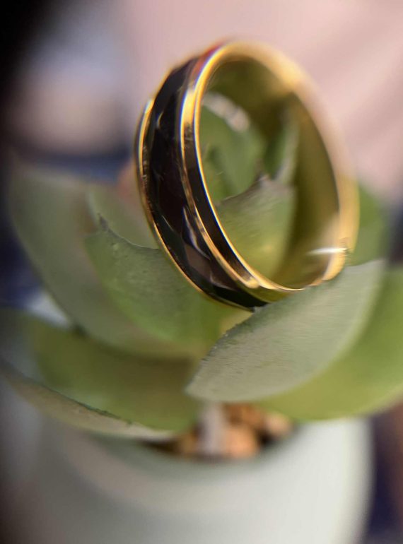 ✨ UShine.gr: Ατσάλινο δαχτυλίδι με μαύρη faceted λεπτομέρεια No 1226