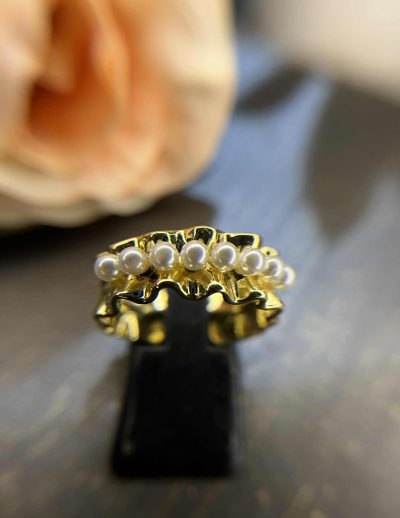 ✨ UShine.gr: Ατσάλινο δαχτυλίδι με πέρλες και χρυσό κυματιστό σχέδιο No 1228