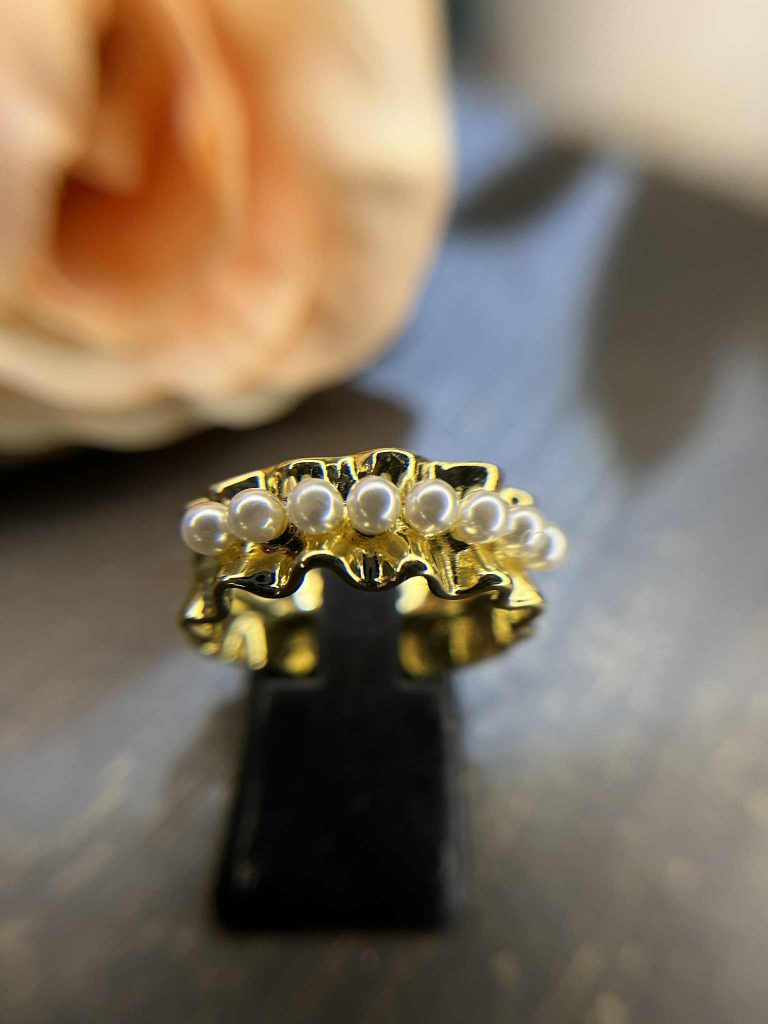 ✨ UShine.gr: Ατσάλινο δαχτυλίδι με πέρλες και χρυσό κυματιστό σχέδιο No 1228