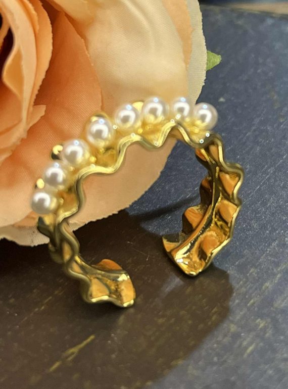 ✨ UShine.gr: Ατσάλινο δαχτυλίδι με πέρλες και χρυσό κυματιστό σχέδιο No 1228