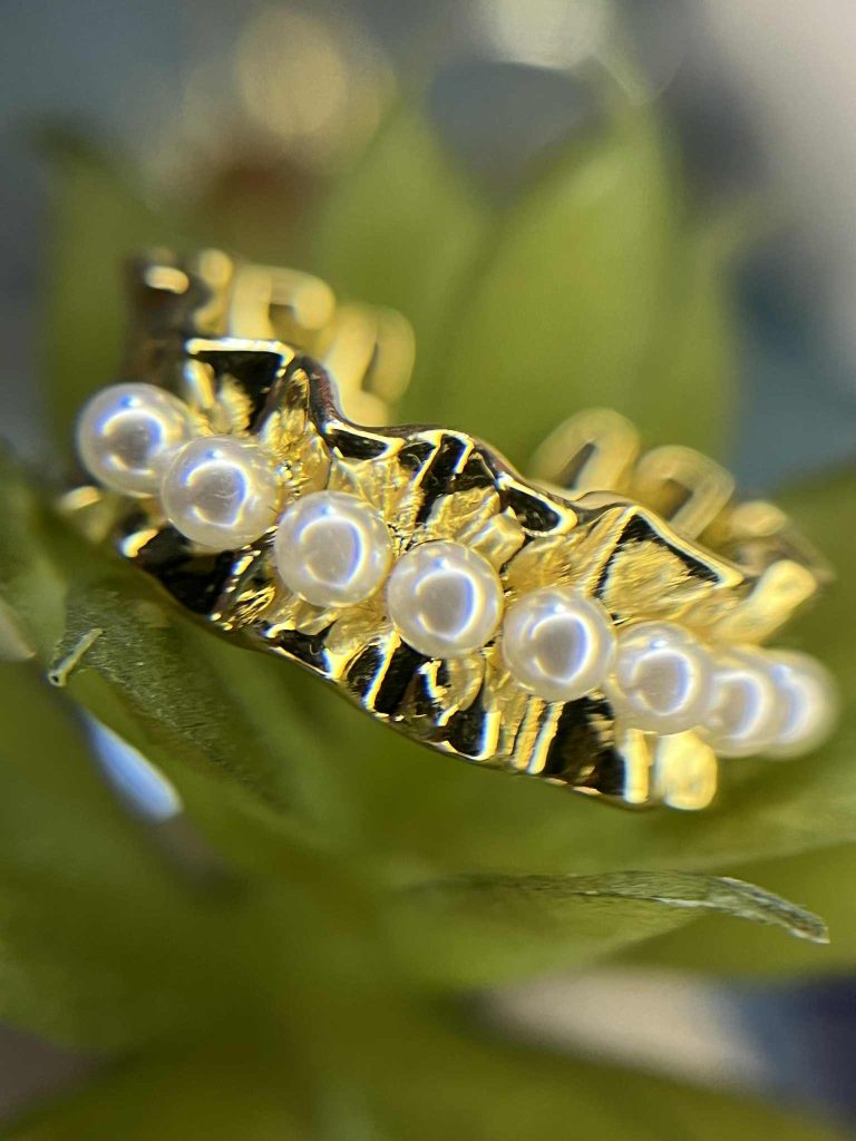 ✨ UShine.gr: Ατσάλινο δαχτυλίδι με πέρλες και χρυσό κυματιστό σχέδιο No 1228