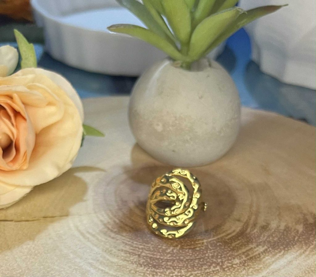 ✨ UShine.gr: Ατσάλινο δαχτυλίδι με ανάγλυφο κυματιστό σχέδιο No 1229