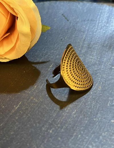 ✨ UShine.gr: Ατσάλινο δαχτυλίδι με οβάλ επιφάνεια και ανάγλυφο μοτίβο κουκκίδων No 1231